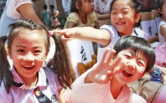 娱乐吃瓜酱送孩子上学,见证孩子成长的温馨瞬间