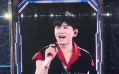 张杰演唱会呼喊女儿！谢娜携跳跳俏俏现身助阵一家幸福惹人羡慕—谢娜带娃看张杰演唱会