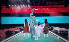 张杰晒和三个女儿合照父女四人在演唱会舞台同框画面温馨幸福谢娜带娃看张杰演唱会