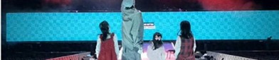 张杰晒和三个女儿合照父女四人在演唱会舞台同框画面温馨幸福谢娜带娃看张杰演唱会