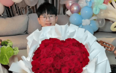 张杰直播为谢娜庆祝44岁生日手捧玫瑰和蛋糕告白这眼神都拉丝了谢娜庆生张杰直播