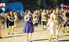 娱乐吃瓜酱广场舞视频,跟随娱乐吃瓜酱，一起跳进欢乐的舞蹈世界