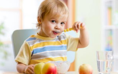 娱乐吃瓜君宝宝倒水,揭秘宝宝倒水背后的温馨瞬间